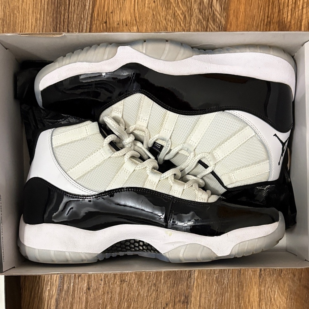 Nike Air Jordan 11 Retro Box in Black and White - Picture 3 of 11